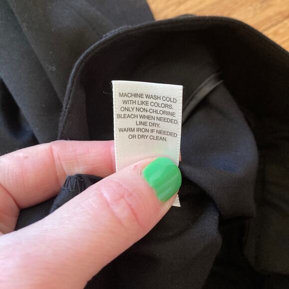 White House Black Market Black Capris, Size 6R - Picture 7 of 7